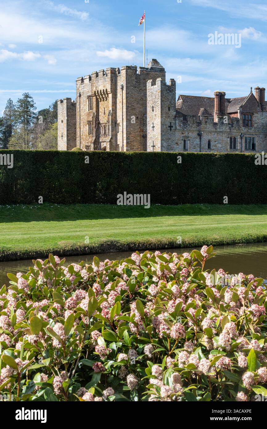 Vista del castello di Hever e dei giardini in un giorno di primavera soleggiato, Kent, Inghilterra, Regno Unito Foto Stock