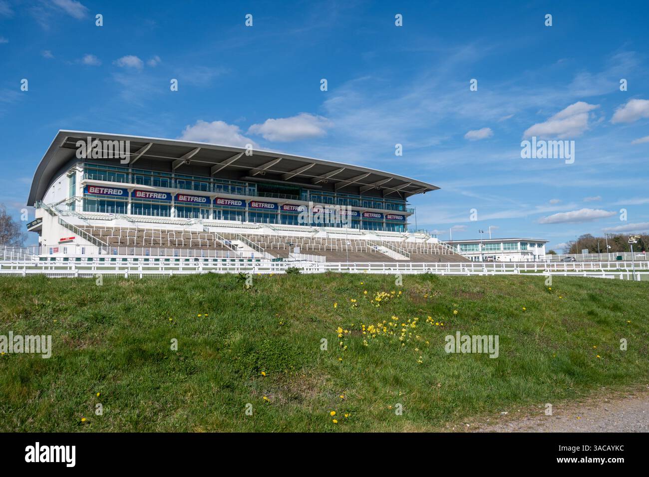 The Grandstand at Epsom Downs Racecourse in Surrey, Inghilterra, Regno Unito, un ippodromo di purosangue meglio conosciuto per ospitare le Derby Stakes Foto Stock