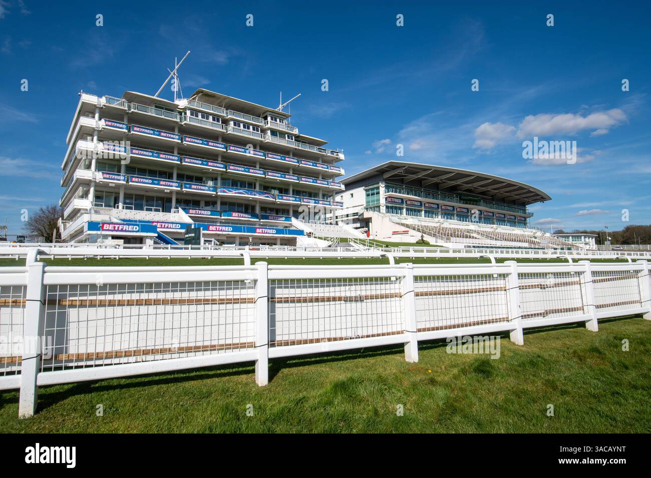 The Grandstand at Epsom Downs Racecourse in Surrey, Inghilterra, Regno Unito, un ippodromo di purosangue meglio conosciuto per ospitare le Derby Stakes Foto Stock