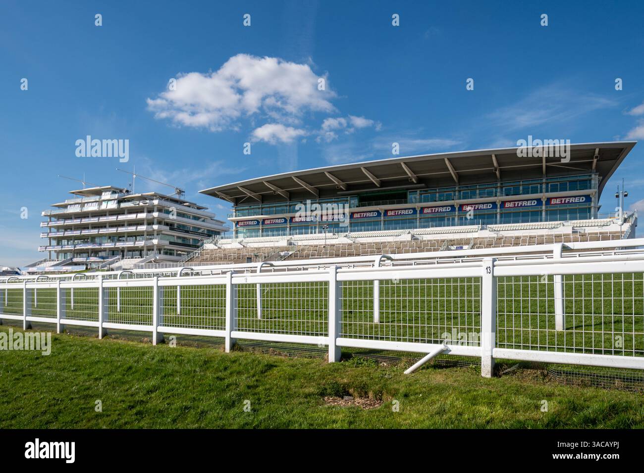 The Grandstand at Epsom Downs Racecourse in Surrey, Inghilterra, Regno Unito, un ippodromo di purosangue meglio conosciuto per ospitare le Derby Stakes Foto Stock