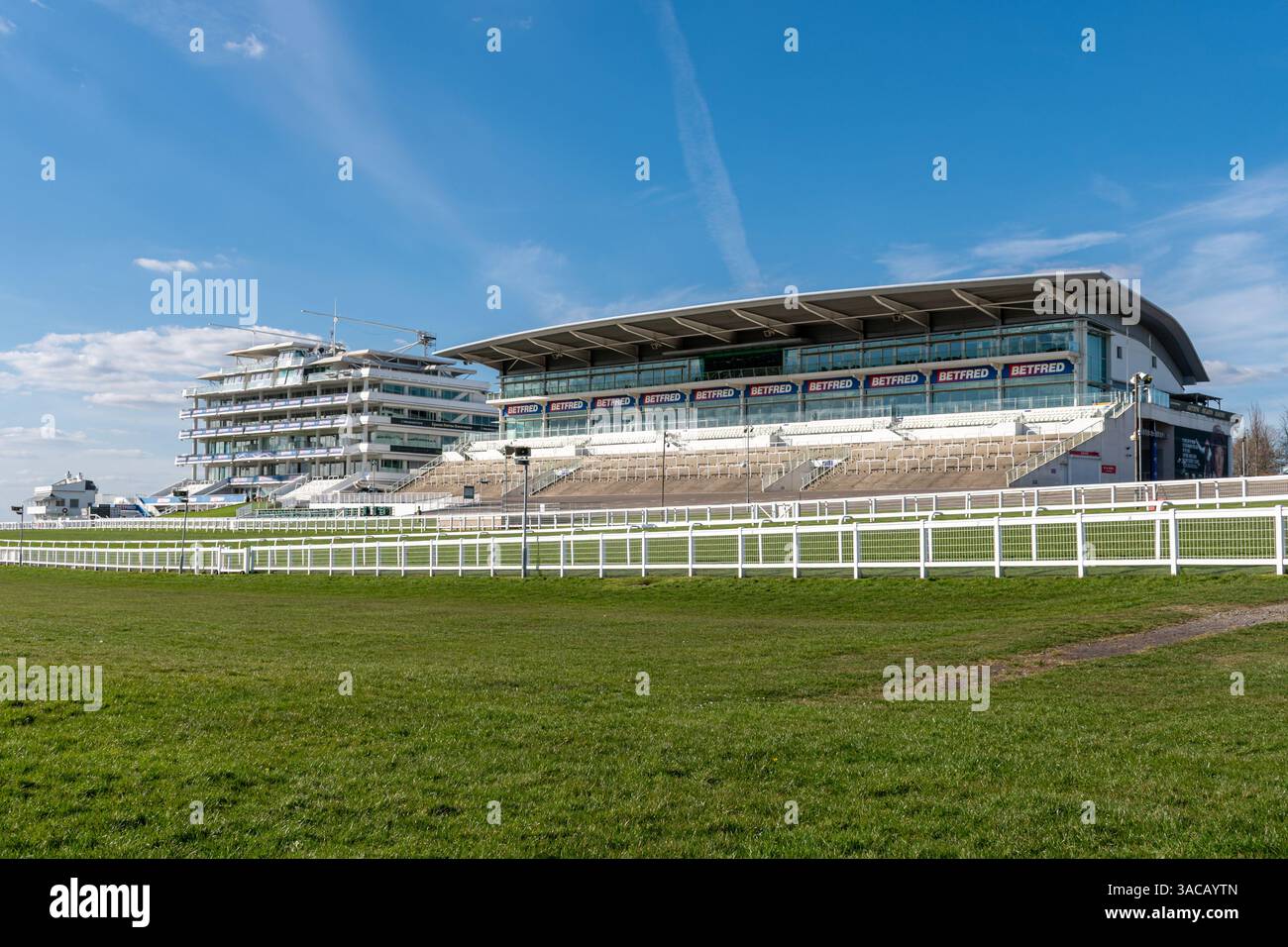 The Grandstand at Epsom Downs Racecourse in Surrey, Inghilterra, Regno Unito, un ippodromo di purosangue meglio conosciuto per ospitare le Derby Stakes Foto Stock