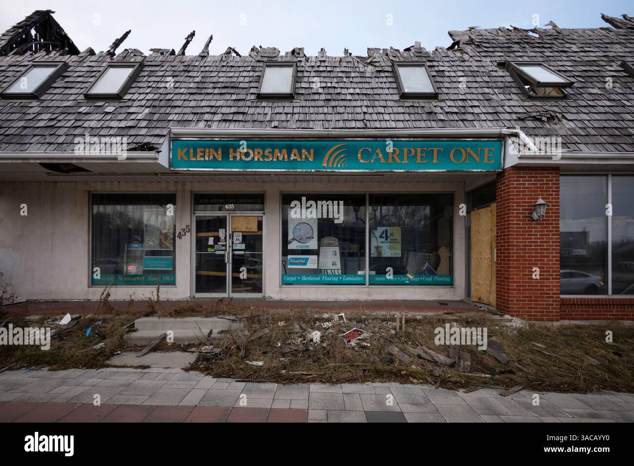 Il Carpet One Klein Horsman ha danneggiato l'edificio. Newmarket, Ontario, Canada. Foto Stock