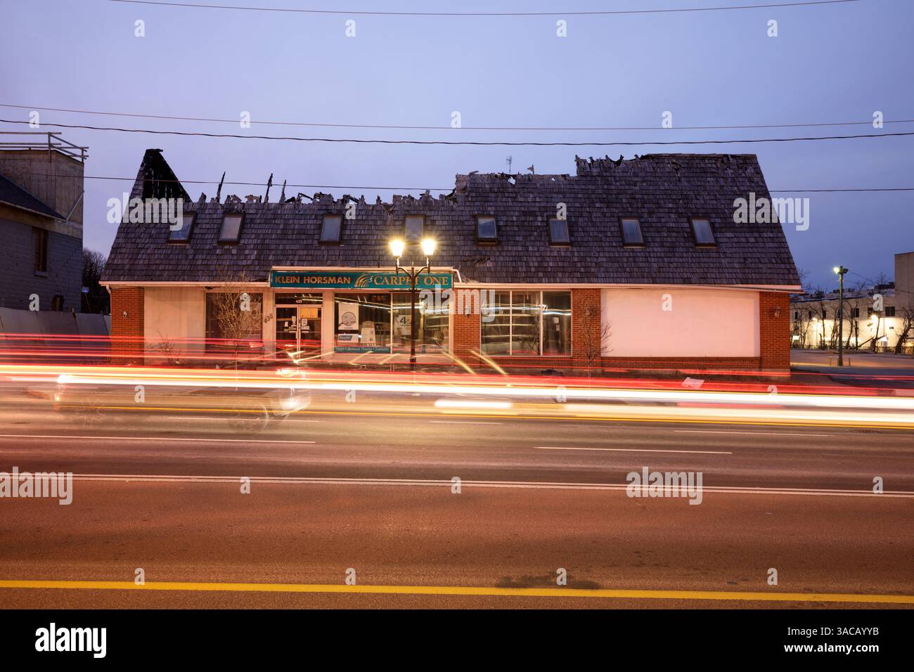 L'incendio del Carpet One Klein Horsman ha danneggiato l'edificio al crepuscolo. Newmarket, Ontario, Canada. Foto Stock