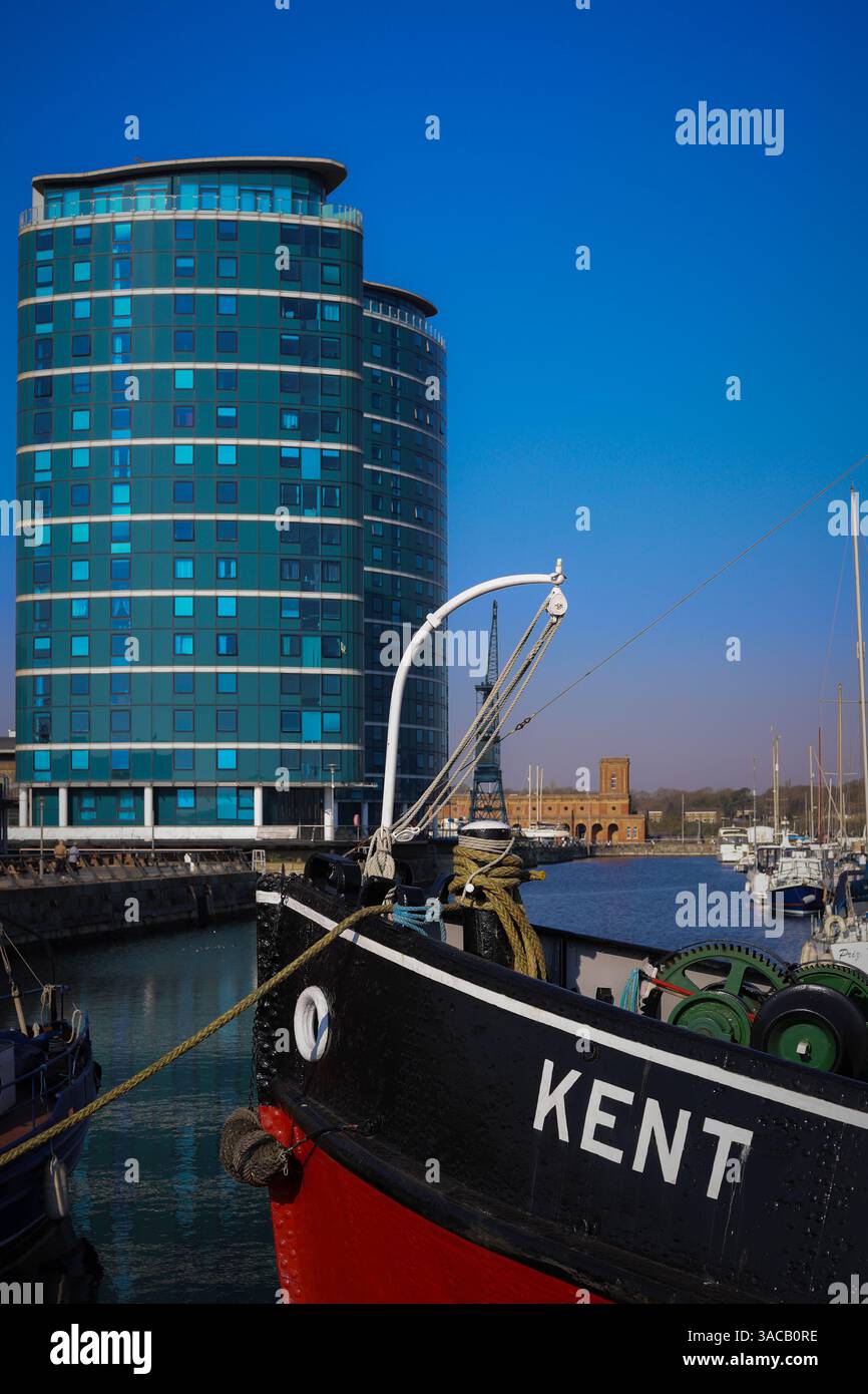 Moderne proprietà e appartamenti sul lungomare che circondano il porticciolo di Chatham Maritime, vicino al porto storico e alle aree di bellezza naturale intorno a Medway Foto Stock