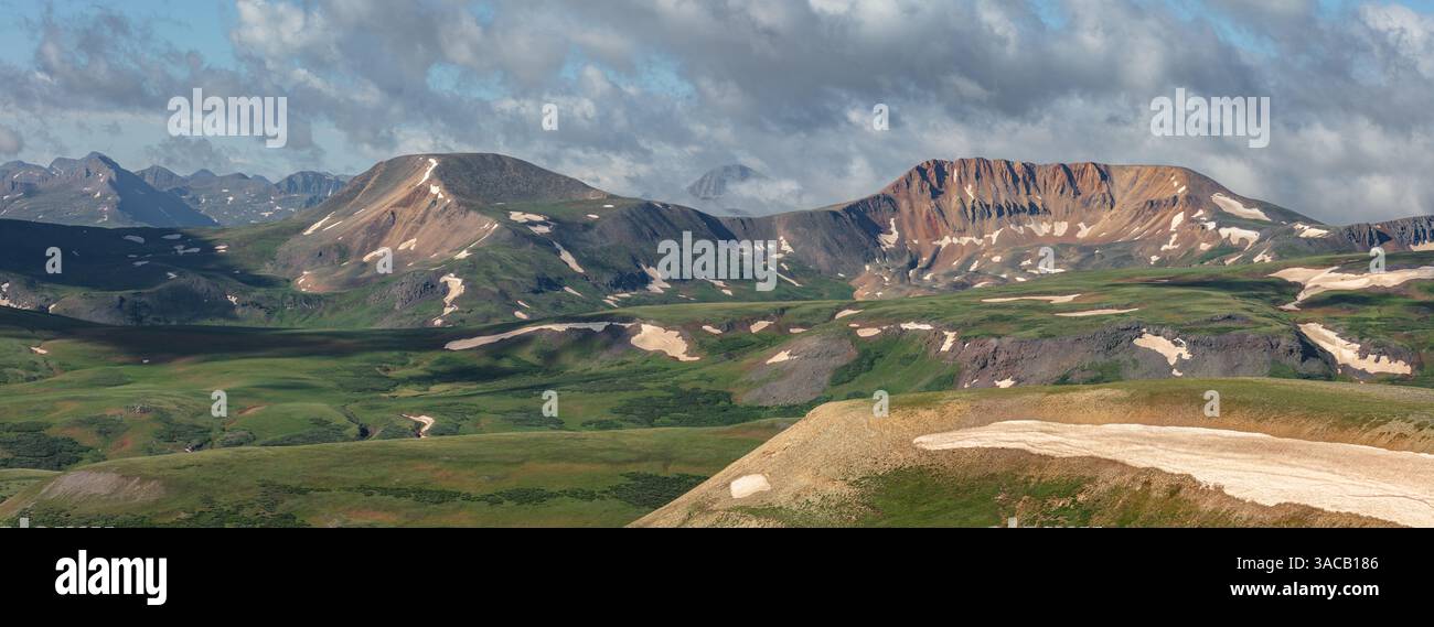 Gli incredibili colori arancioni di Sheep Mountain (304 metri) e il suo incredibile ghiacciaio roccioso. Greenhalgh (13.228') e la sua cresta che collega Sheep Mountain. Foto Stock