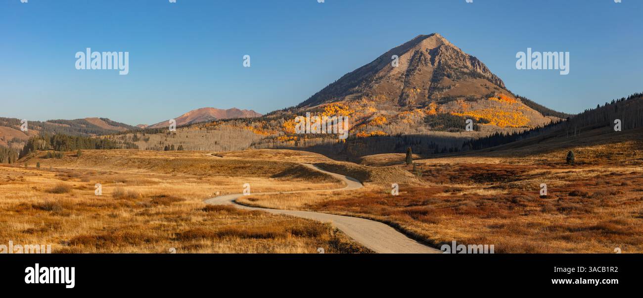 Montagna gotica (631 metri) con i suoi pioppi che reggono alcuni splendidi colori autunnali. Situato al di fuori di Crested Butte, Colorado, nell'Elk Range. Foto Stock
