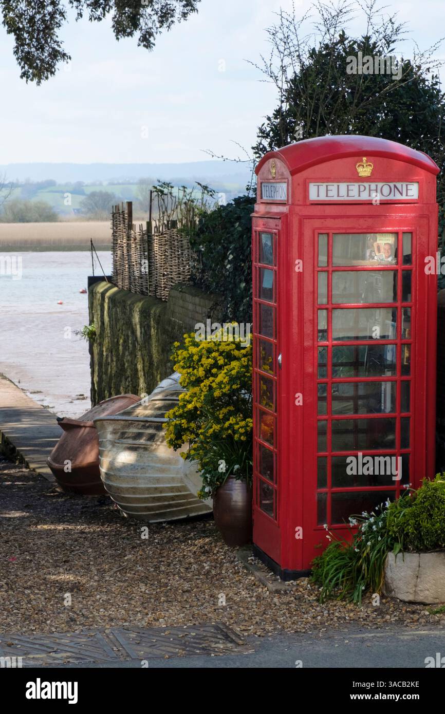 Topsham, un'affascinante città del Devon sul fiume exe Red, che si trova sulla cabina telefonica exe Foto Stock
