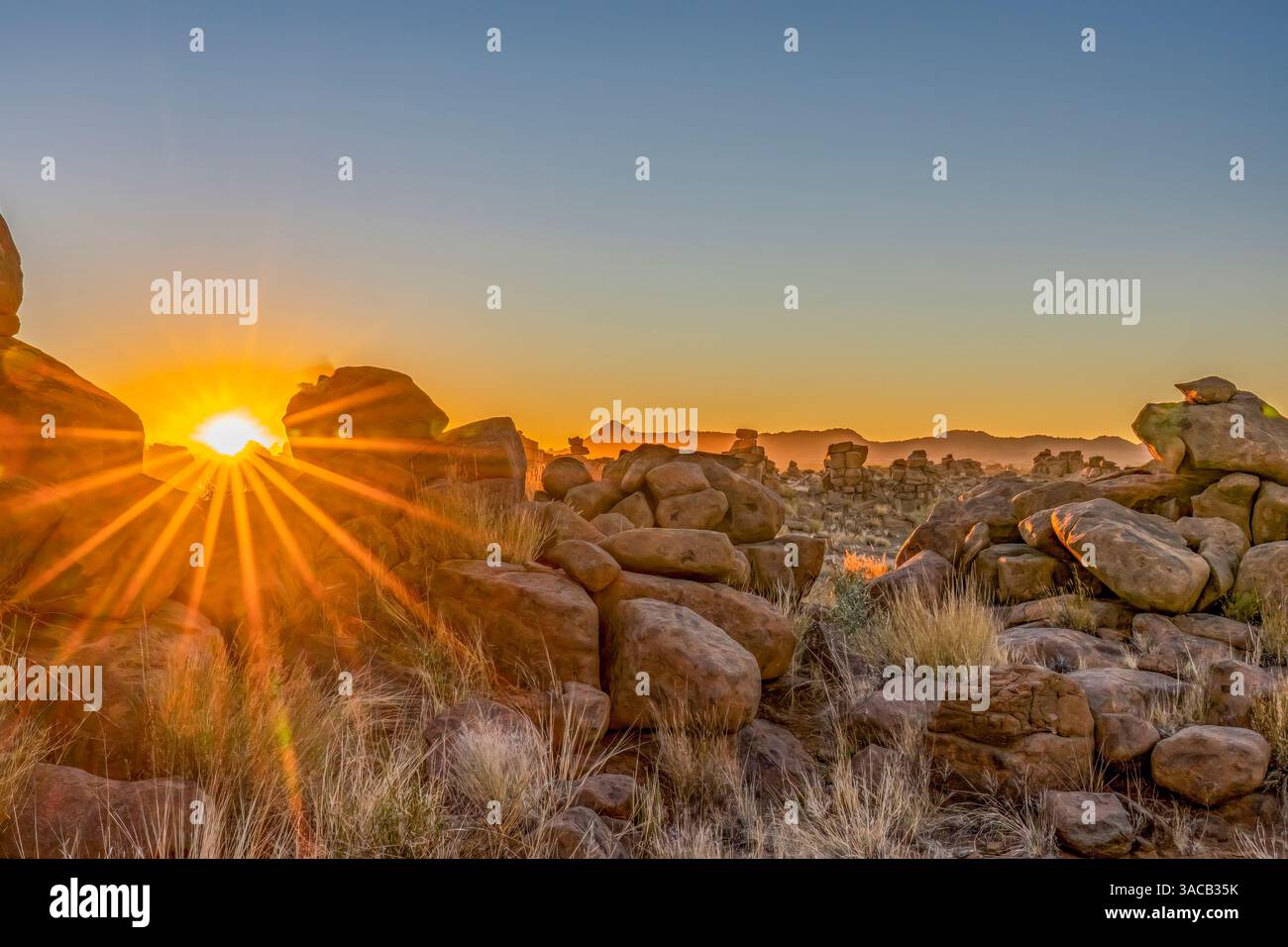 Giant's Playground, Namibia, Africa. La vista del paesaggio al tramonto dei massi doleritici si è formata circa 180 milioni di anni fa. Foto Stock