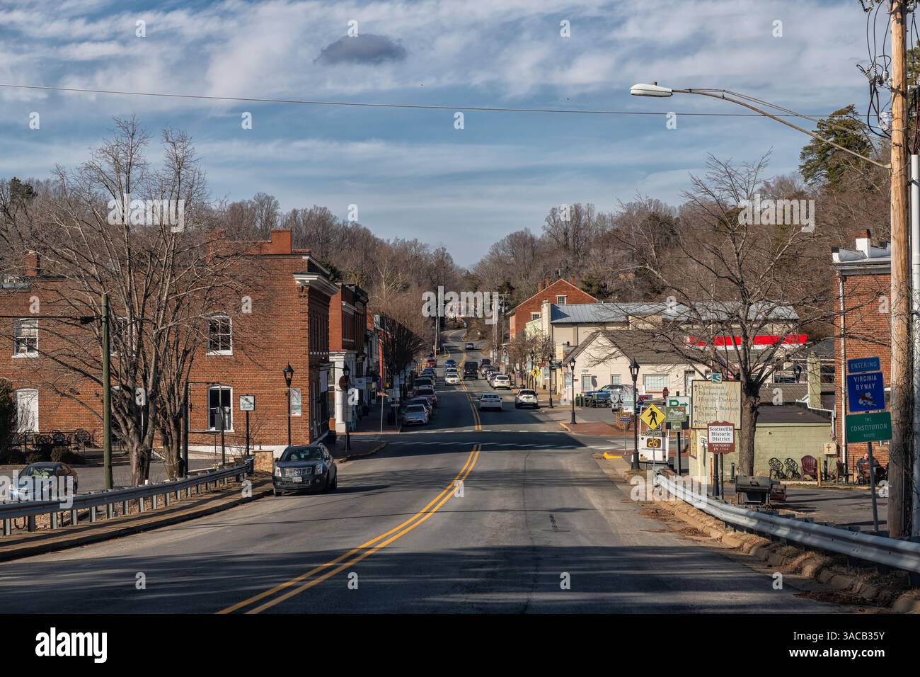 Scottsville, USA - 26 gennaio 2025: Città rurale del centro della Virginia, cittadina con auto su strada, città rurale con architettura in mattoni rossi Foto Stock