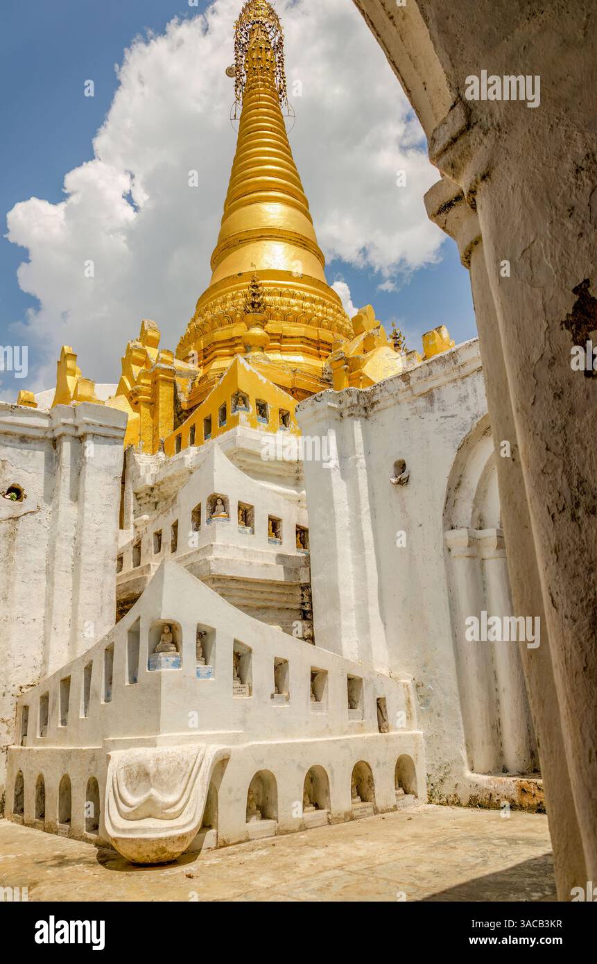 Monastero del villaggio, Myanmar. Ritratto del tempio con statue di Buddha nella scuola del monastero buddista del villaggio. Foto Stock