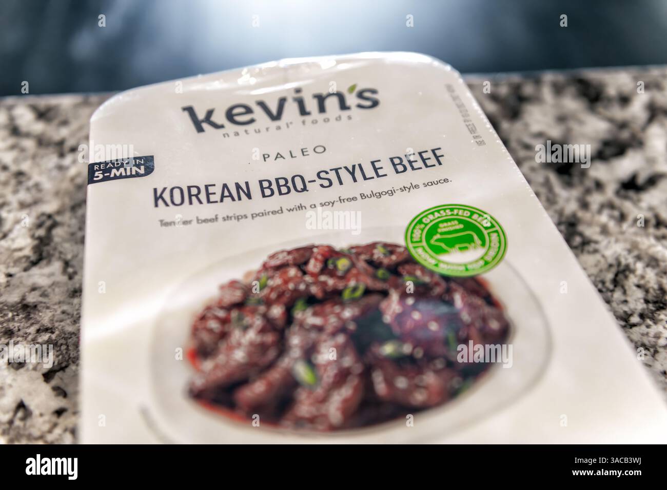 Avon, Stati Uniti d'America - 10 febbraio 2023: Primo piano macro del marchio Kevin alimentato a erba per il sano manzo alla griglia in stile bulgogi coreano Foto Stock
