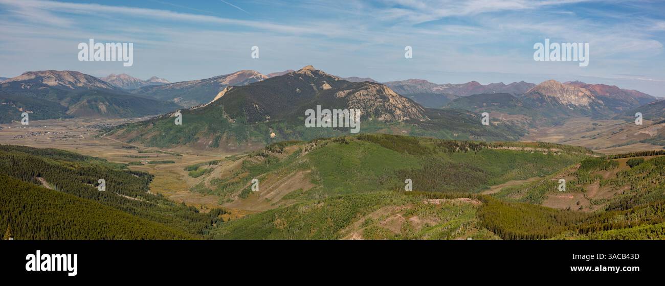 Il monte Crested Butte (12.162') appare come un'isola in un mare di verde in una tarda giornata estiva nella catena degli alci fuori Crested Butte, Colorado. Foto Stock
