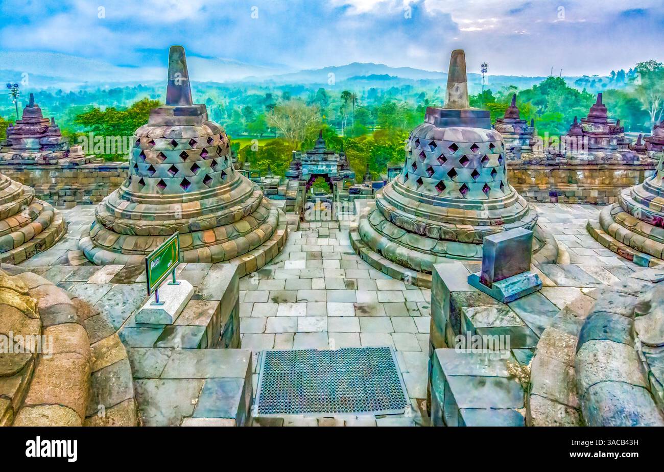Giava, Indonesia. Paesaggio ad ampio angolo del Tempio Borobudur dell'VIII secolo, il più grande Tempio buddista del mondo. Foto Stock