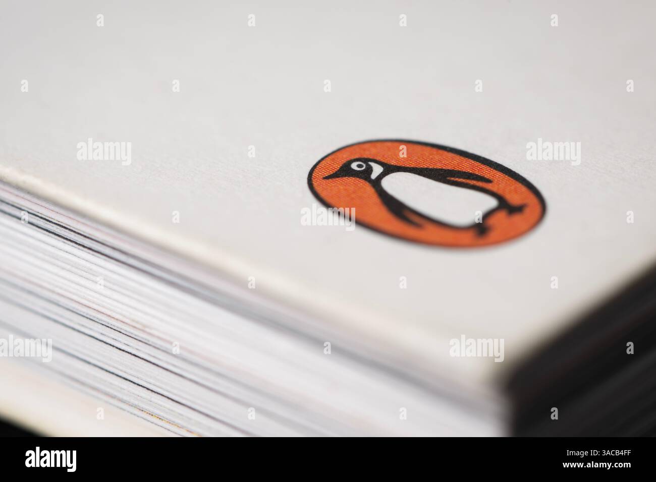 Primo piano del logo dell'editore Penguin Books su un libro Foto Stock