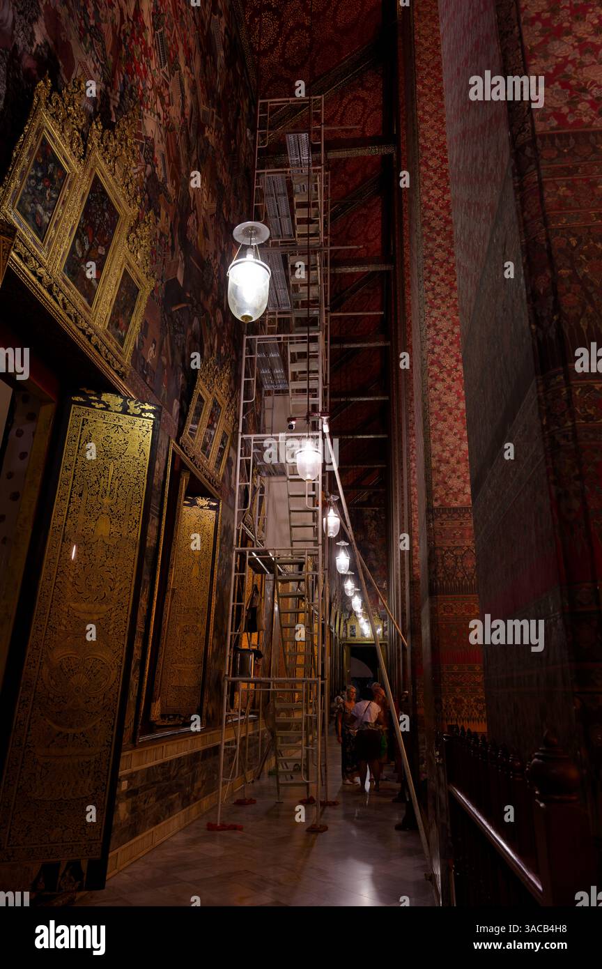 Imponenti impalcature si trovano sotto i murales dorati del tempio di Wat Pho Buddha Foto Stock