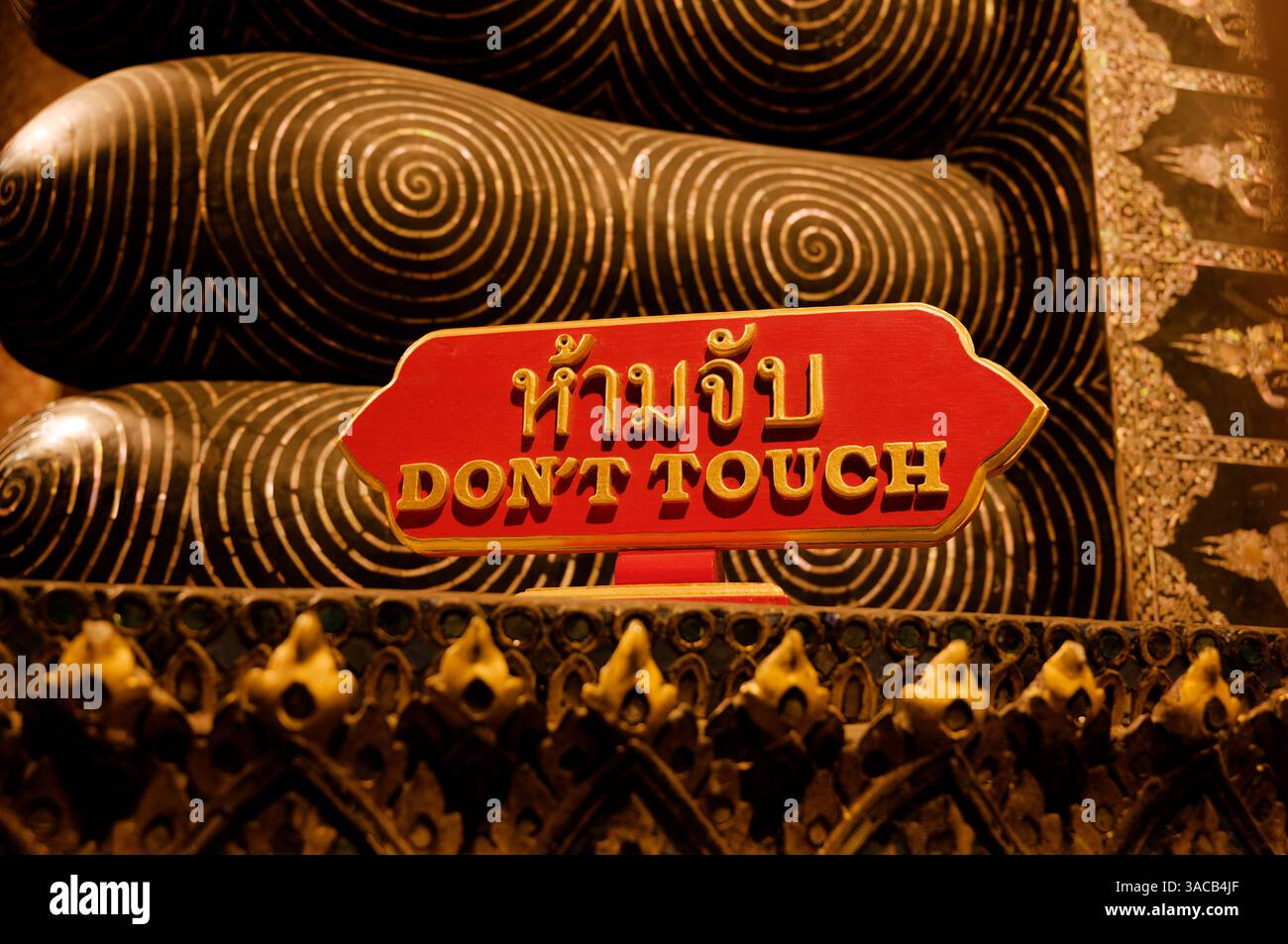 Cartello "Don't Touch" che protegge i piedi sacri del Buddha sdraiato a Wat Pho Foto Stock