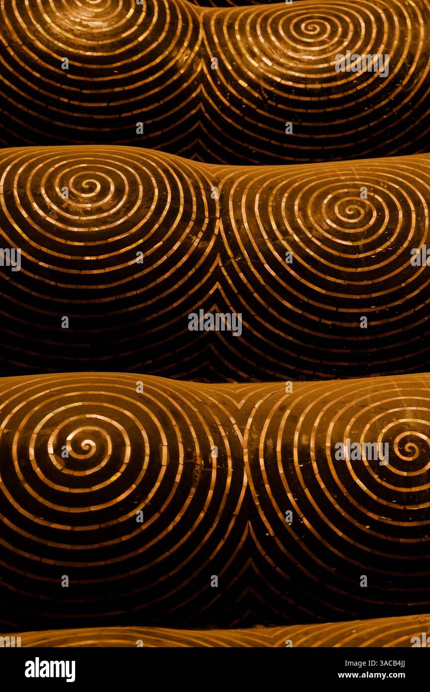 Dettaglio dei piedi sdraiati del Buddha a Wat Pho, delicate spirali in madreperla Foto Stock