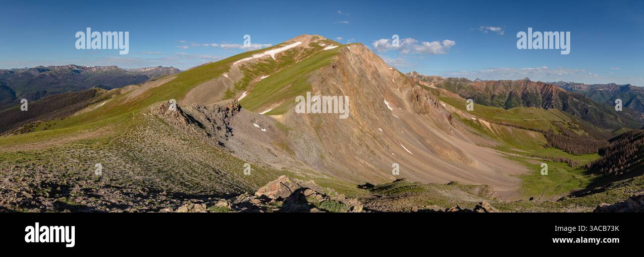 Pano di un 13,820' nella catena montuosa di San Juan vicino a Lake City, Colorado. Scatta foto in un'escursione mattutina estiva di Grassy Mountain (821 m). Foto Stock