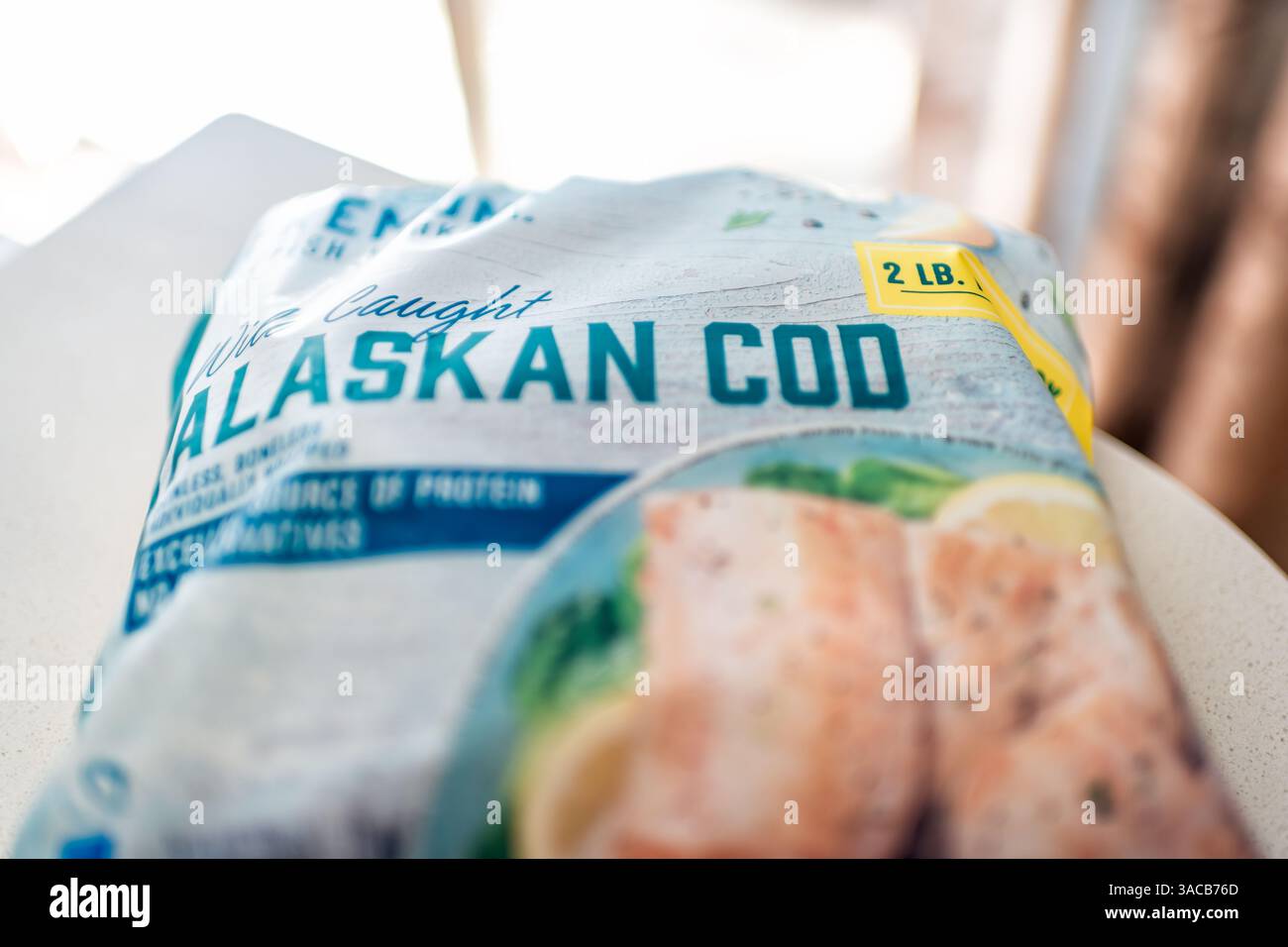 Roseland, Stati Uniti d'America - 4 febbraio 2025: Merluzzo dell'Alaska filetto di pesce congelato prodotto Aldi catturato allo stato selvatico in busta di plastica cibo macro da primo piano Foto Stock