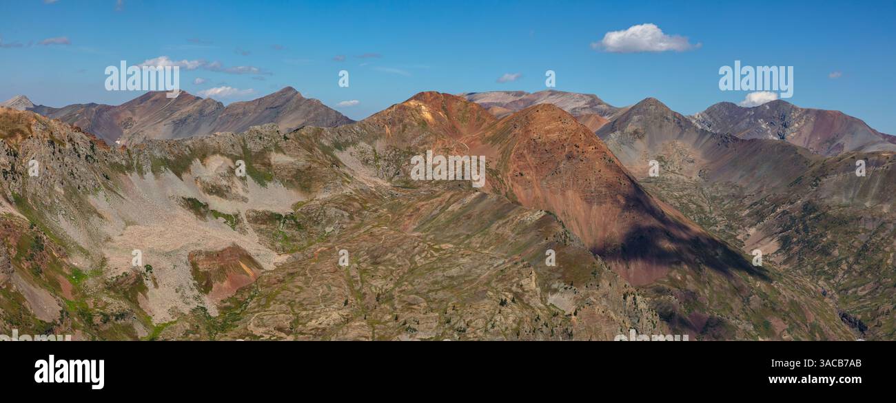 Mineral Point, Augusta Mountain, Purple Mountain, Treasure Mountain e Treasury Mountain, tutti catturati in questo colorato pano montano. Foto Stock