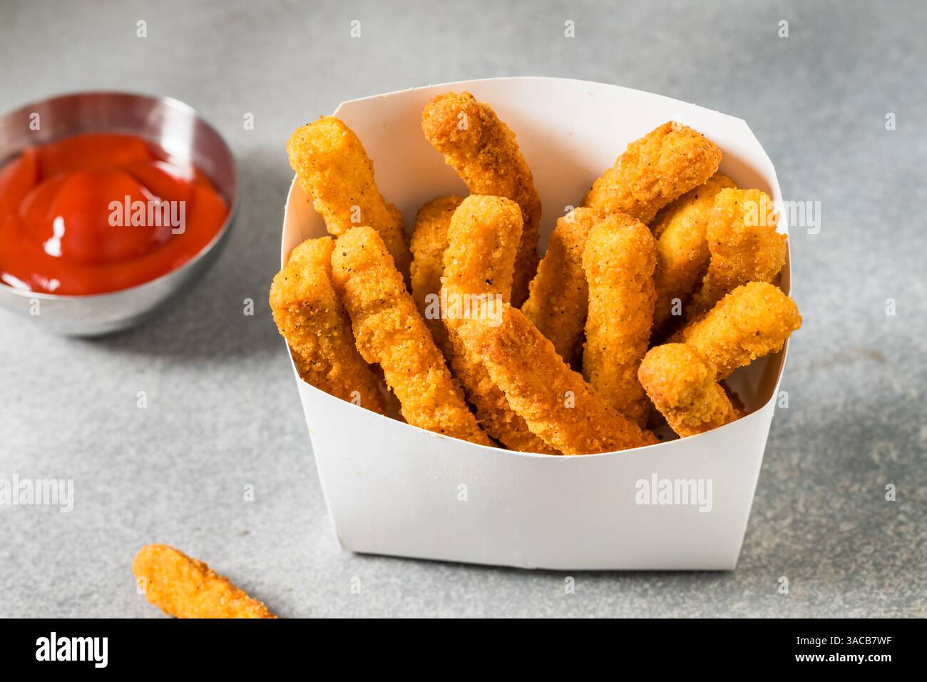 Patatine fritte di pollo croccanti fatte in casa con ketchup rosso Foto Stock