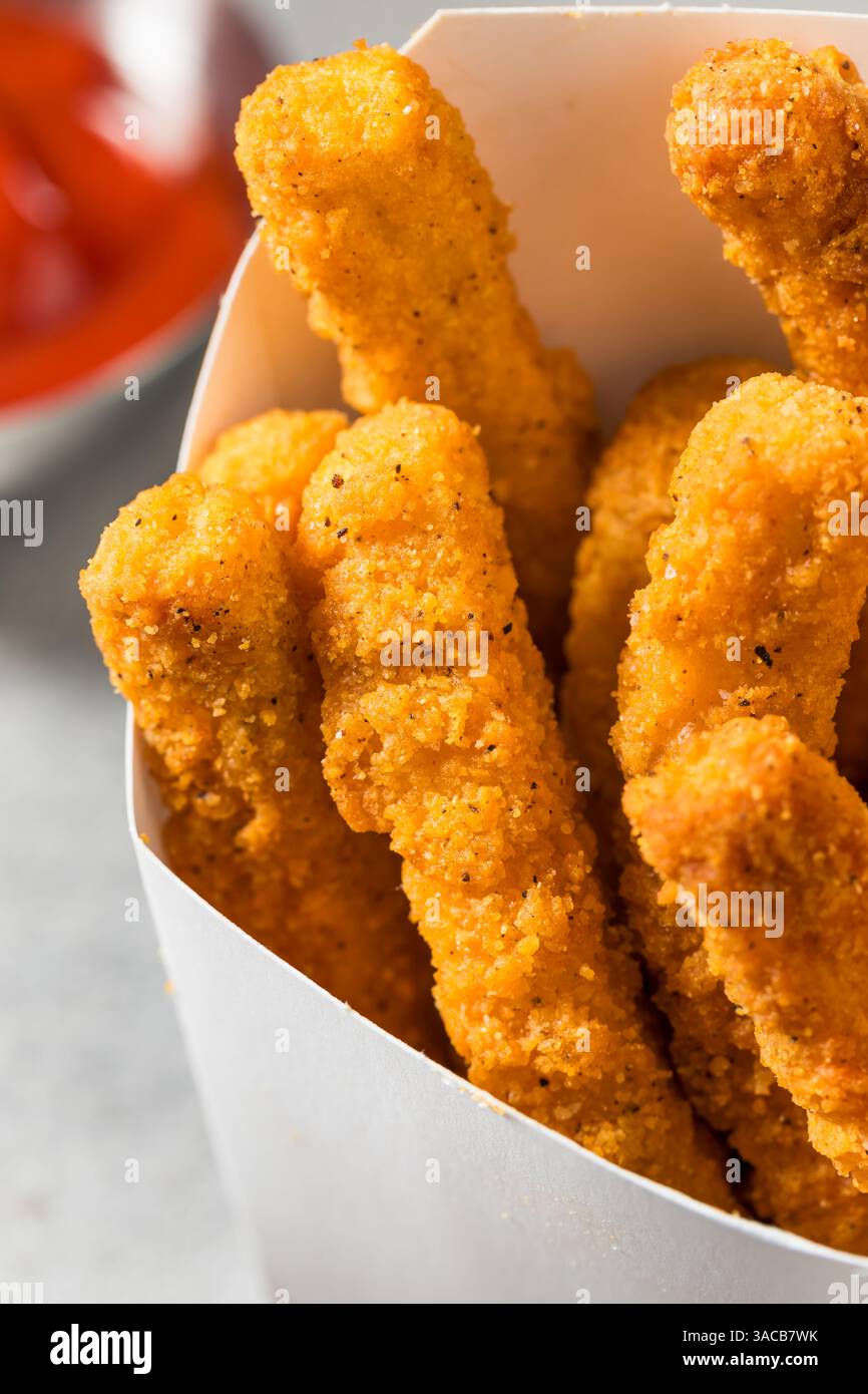 Patatine fritte di pollo croccanti fatte in casa con ketchup rosso Foto Stock
