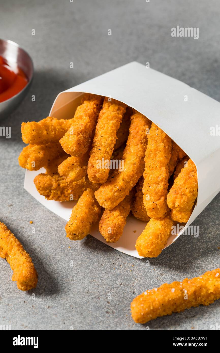 Patatine fritte di pollo croccanti fatte in casa con ketchup rosso Foto Stock