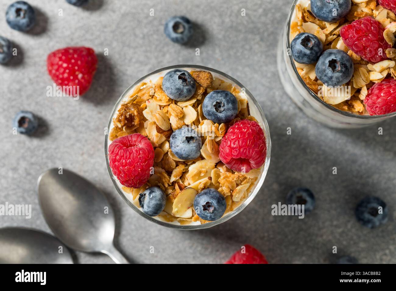 Parfait di yogurt fatto in casa con Granola e frutti di bosco Foto Stock