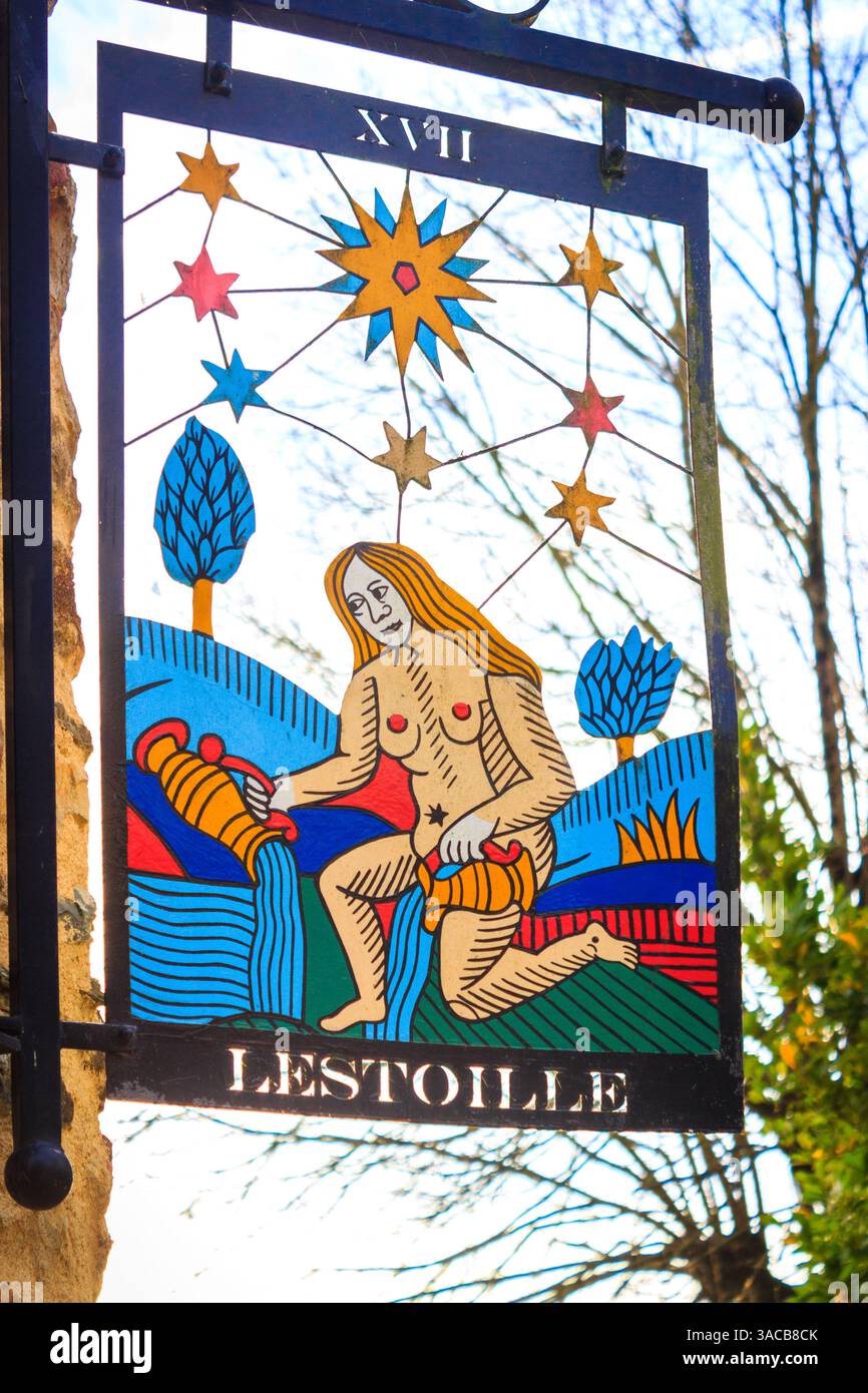 Cartelli della casa nel villaggio di Sainte Suzanne Foto Stock