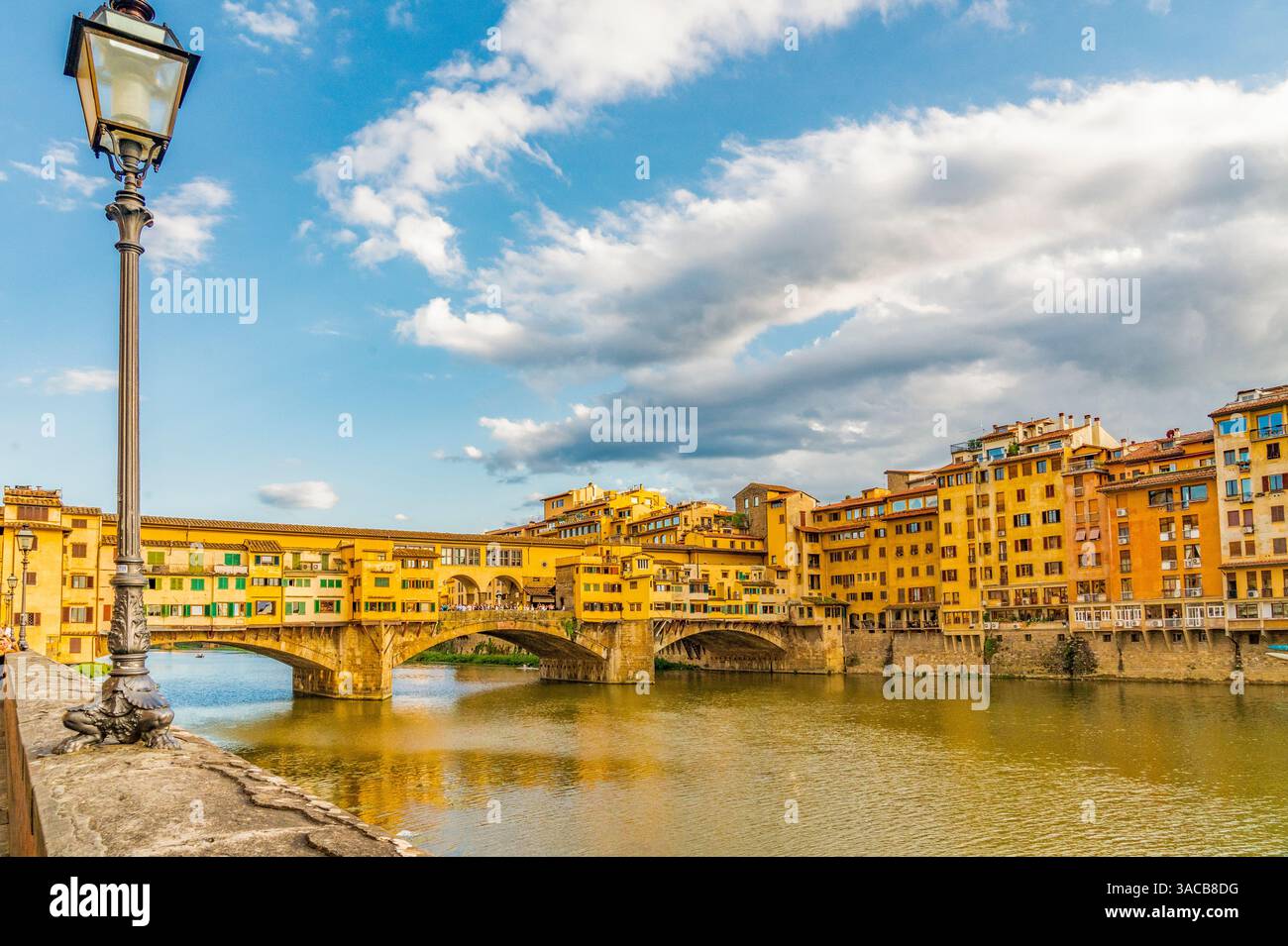 Ponte Vecchio, Firenze, Italia. Vista panoramica al tramonto del famoso Ponte Vecchio, ponte pedonale risalente al 966 d.C. Foto Stock