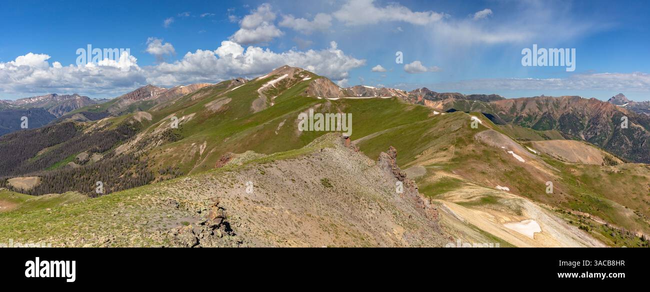Panorama di 13er UN13,820' nella catena montuosa di San Juan vicino a Lake City Colorado. Scatta foto durante un'escursione mattutina estiva della 12er Grassy Mountain (821 m). Foto Stock