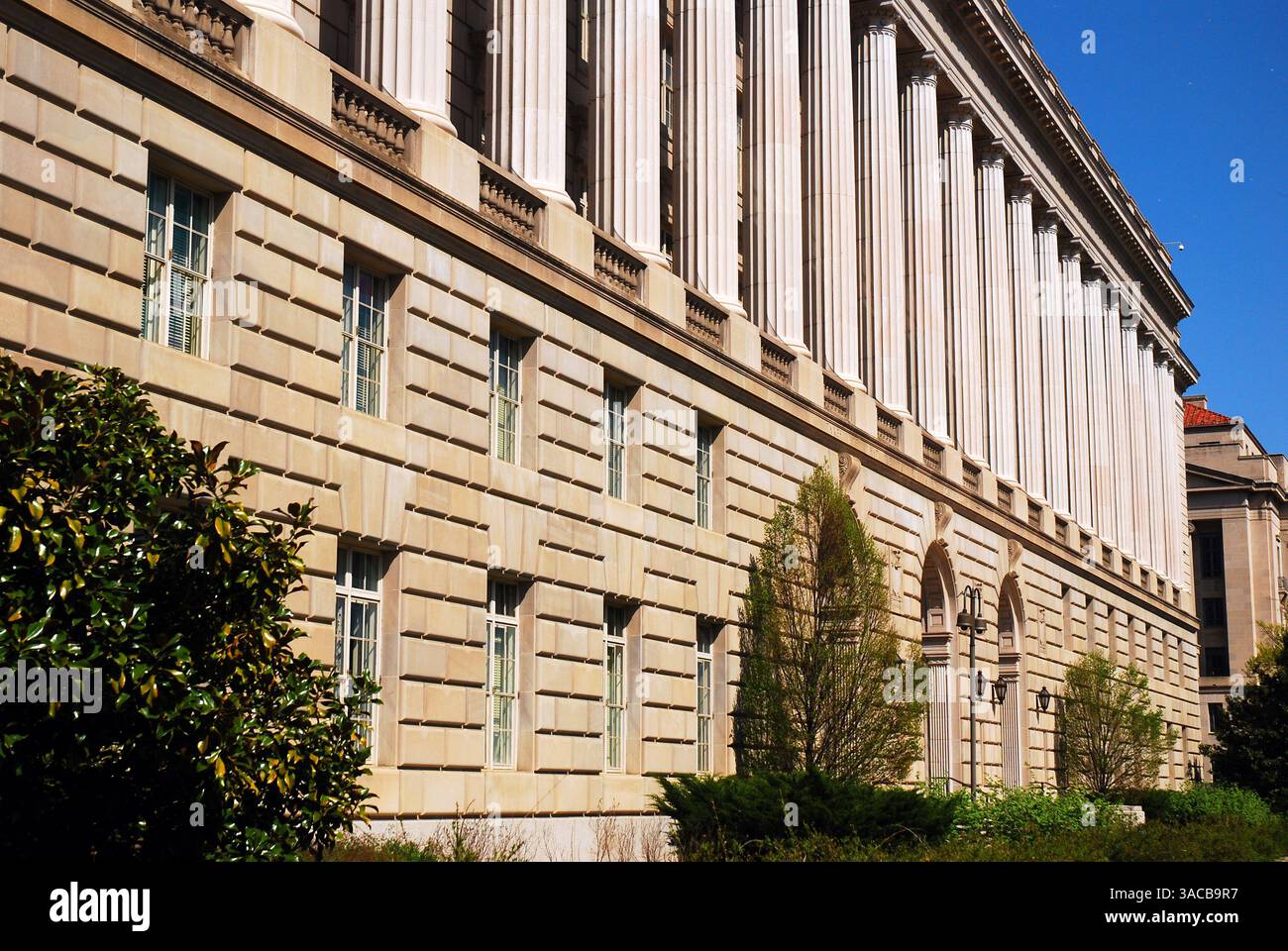 I muri in pietra fanno sembrare l'edificio dell'Internal Revenue Service, o IRS, a Washington DC una fortezza Foto Stock