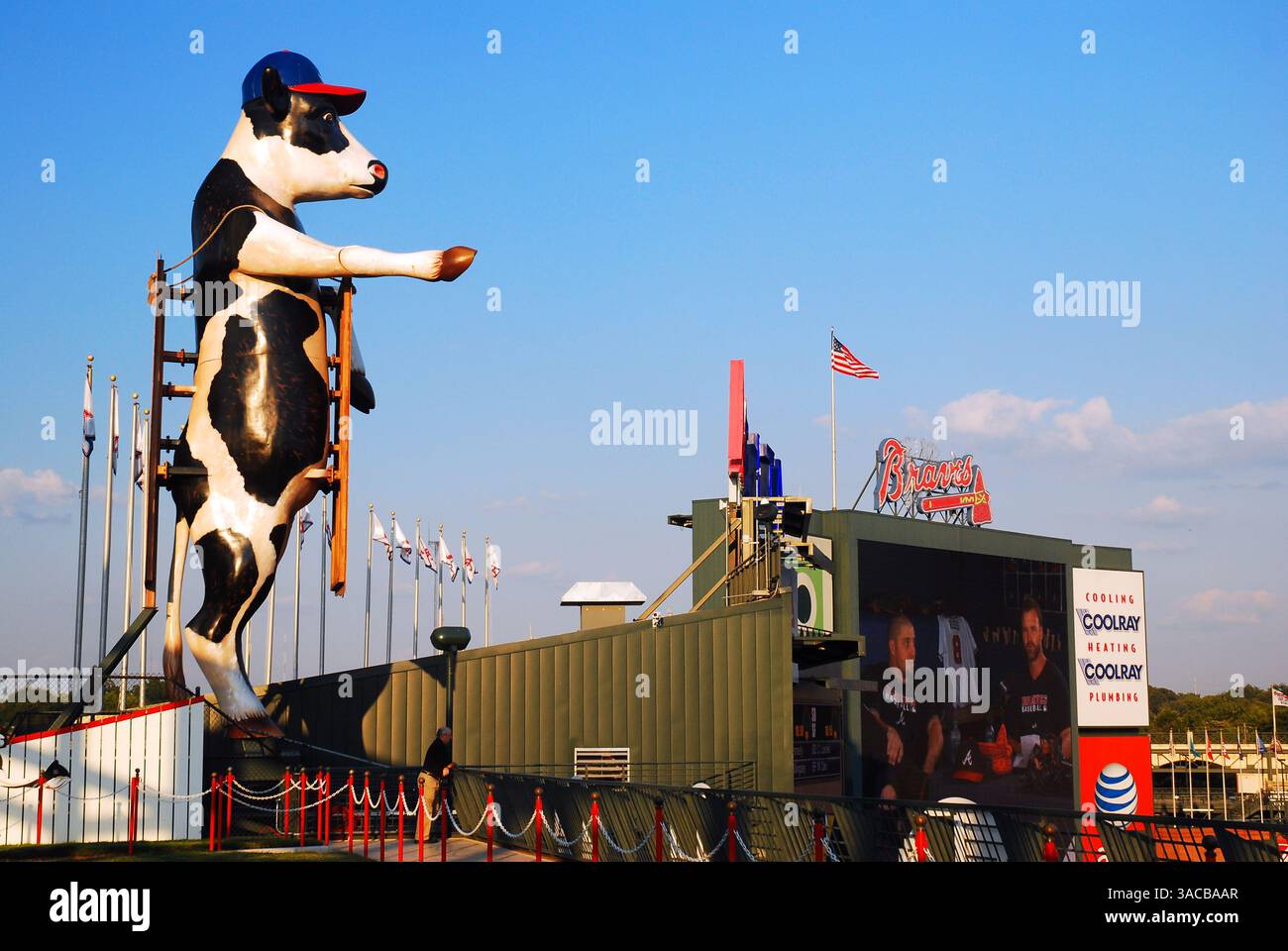 Atlanta, GA, USA 13 settembre 2012 Una grande mucca in piedi serve come pubblicità allo stadio durante una partita di baseball degli Atlanta Braves Foto Stock