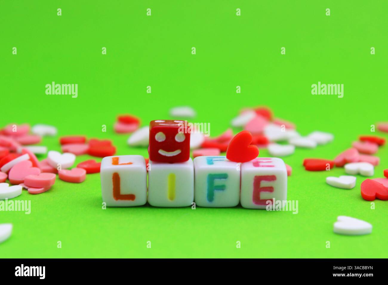 Faccia felice accanto alla parola vita e molti cuori Foto Stock