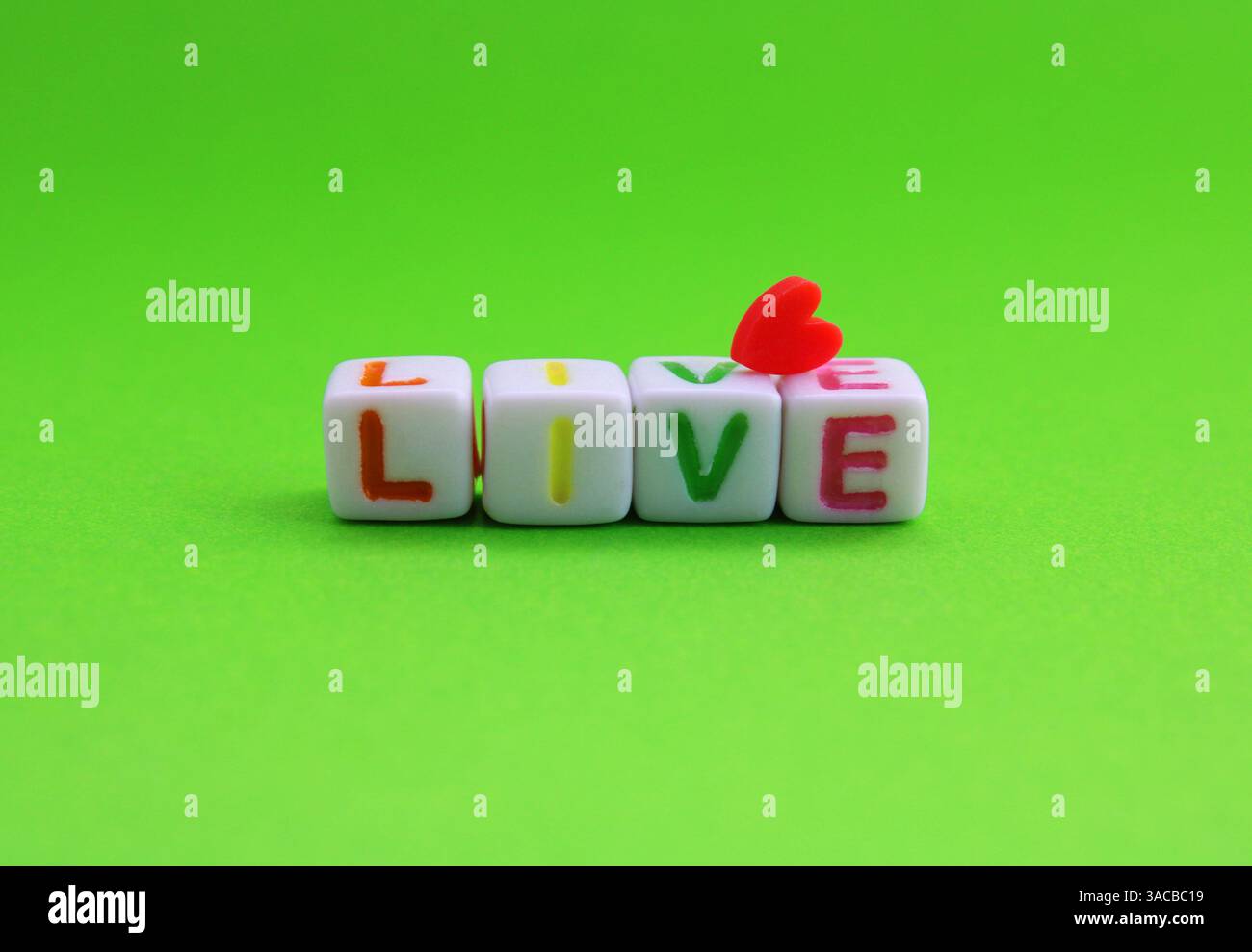 Cuore vicino alla parola "vivo" Foto Stock