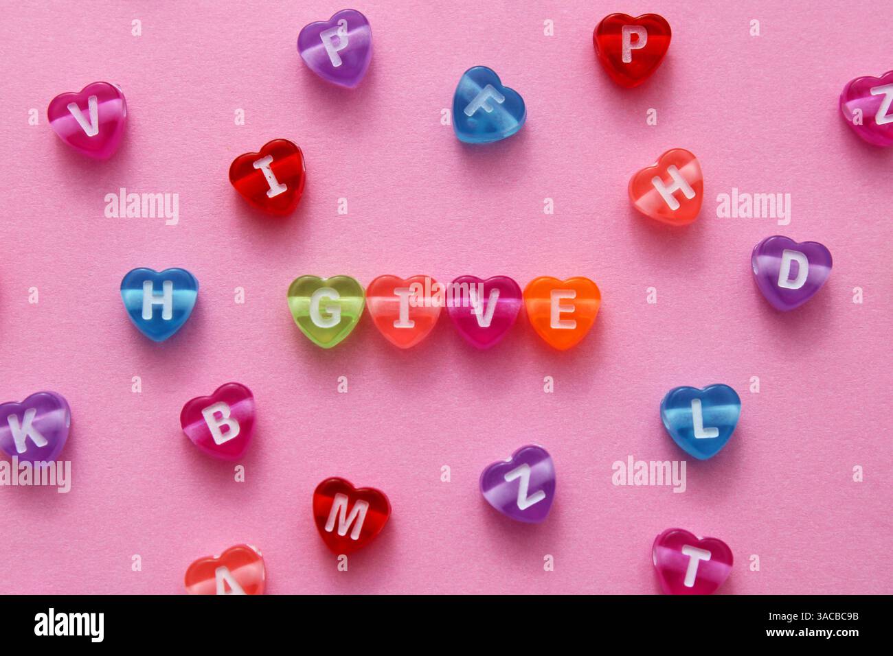 Regala cuori colorati con le lettere Foto Stock