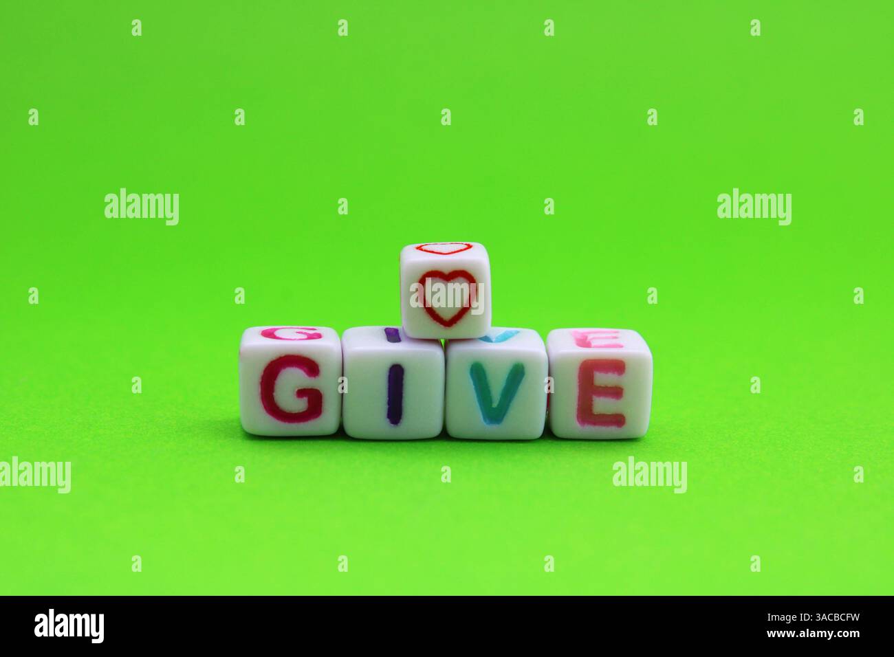 Dona amore, perline con cuore e lettere Foto Stock
