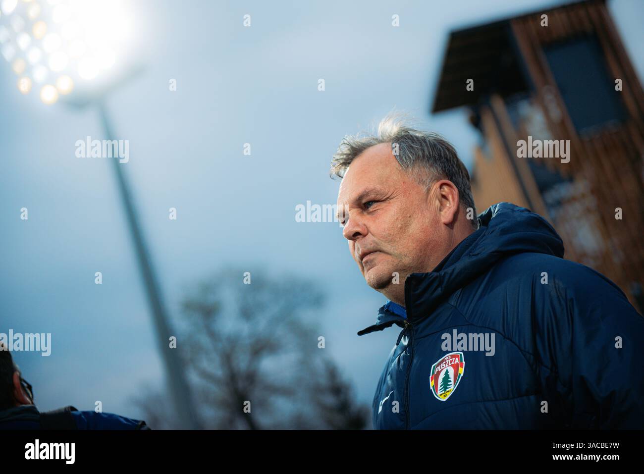 NIEPOŁOMICE, POLONIA - Niepołomice APRILE 2025: Partita di Coppa di calcio polacca Puszcza Pogoń vs Szczecin. Nella foto Puszcza allenatore Tomasz Tułacz. Foto Stock