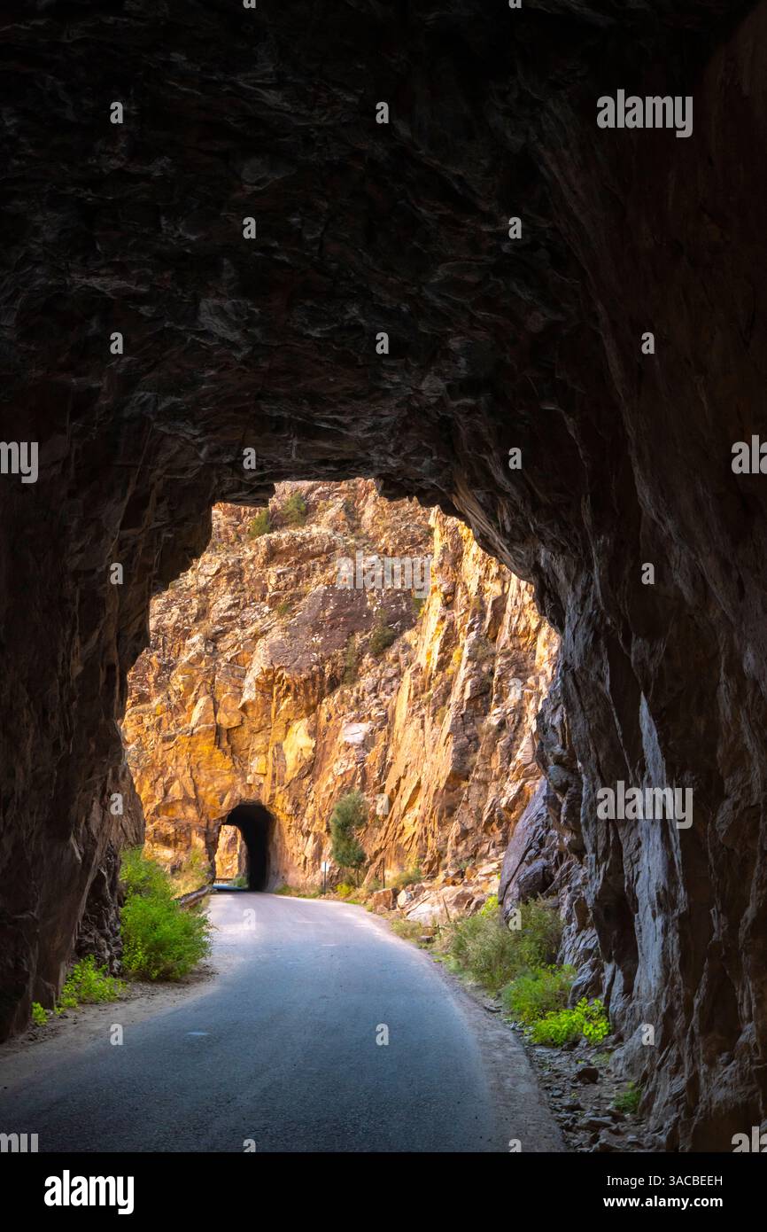 USA, New Mexico, Jemez National Recreation area. I tunnel di Gilman attraversano le scogliere. ©Cathy & Gordon Illg / Jaynes Gallery / DanitaDelimont.com Foto Stock