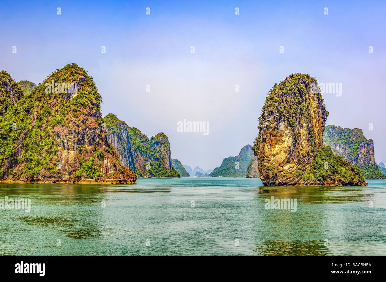 Ha Long Bay, Vietnam. Vista paesaggistica di formazioni carsiche calcaree e isolotti del sito patrimonio dell'umanità dell'UNESCO. Foto Stock