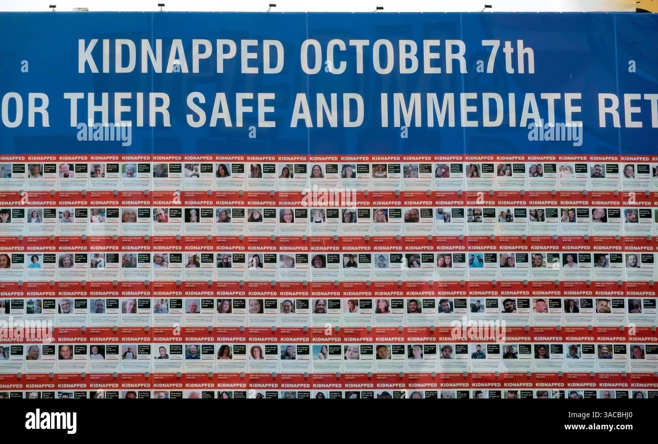 Poster del muro a Miami, Florida, che chiede il rilascio degli ostaggi israeliani catturati da Hamas il 7 ottobre 2024 Foto Stock