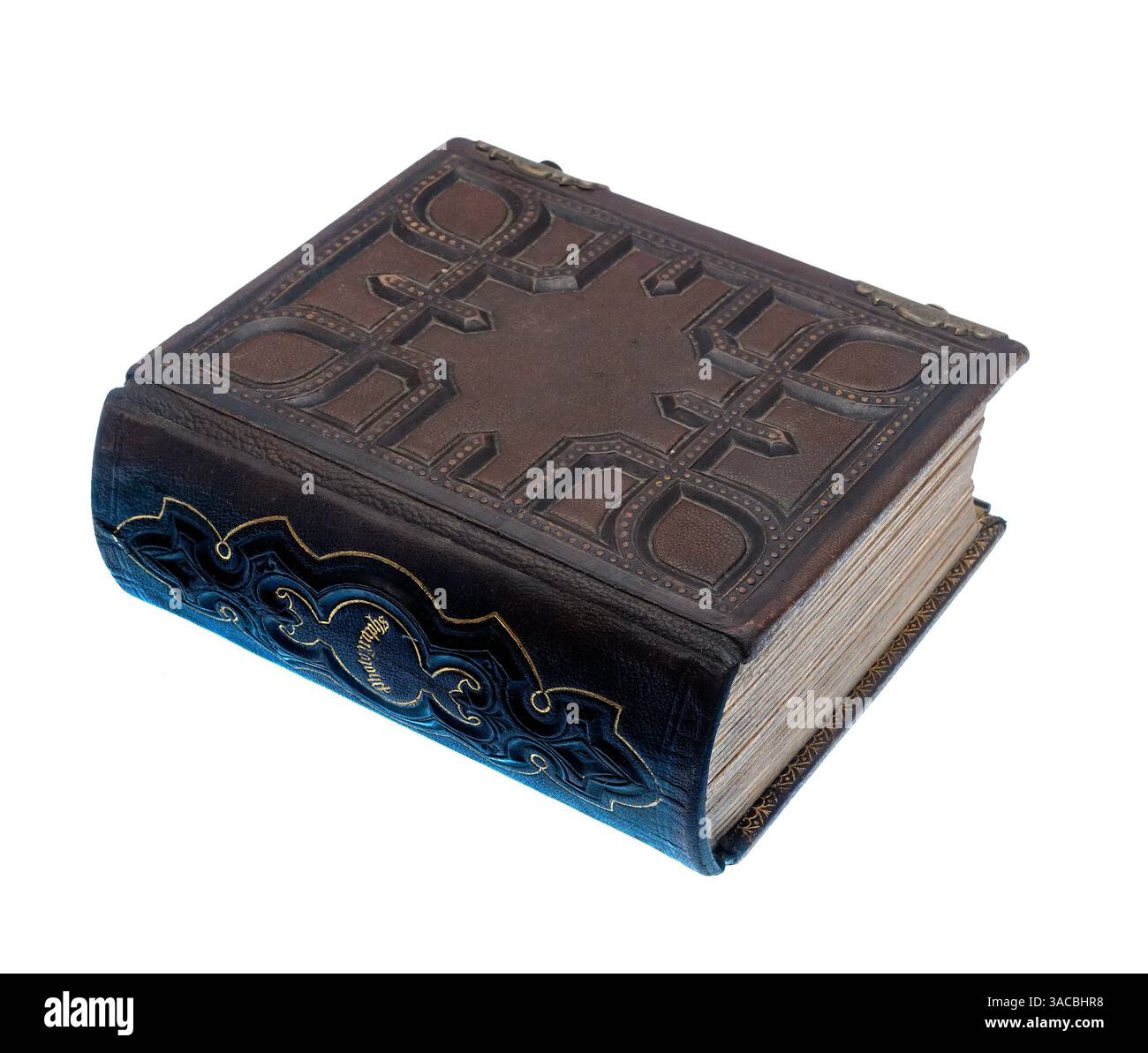 Un libro vintage realizzato in modo splendido con una copertina in pelle goffrata si trova su uno sfondo neutro. Il design dettagliato rivela l'arte e l'istinto Foto Stock