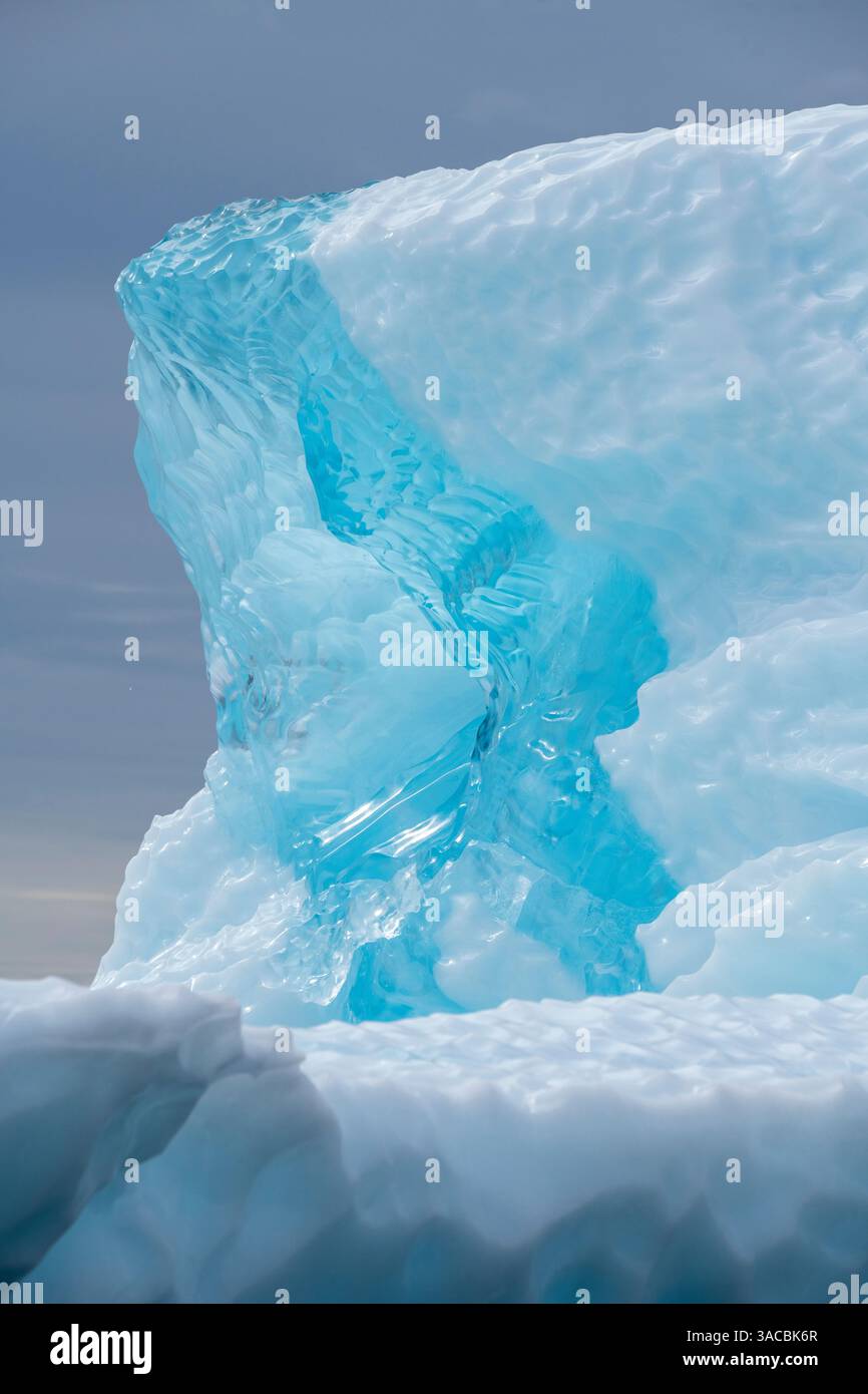 Groenlandia, isola di Disko. Iceberg blu lungo la costa di Kuannit. Foto Stock