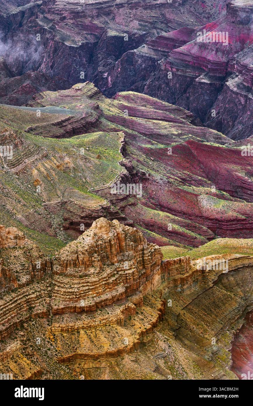 Aspra struttura tagliata dal fiume Colorado, dal Grand Canyon National Park, Arizona Foto Stock