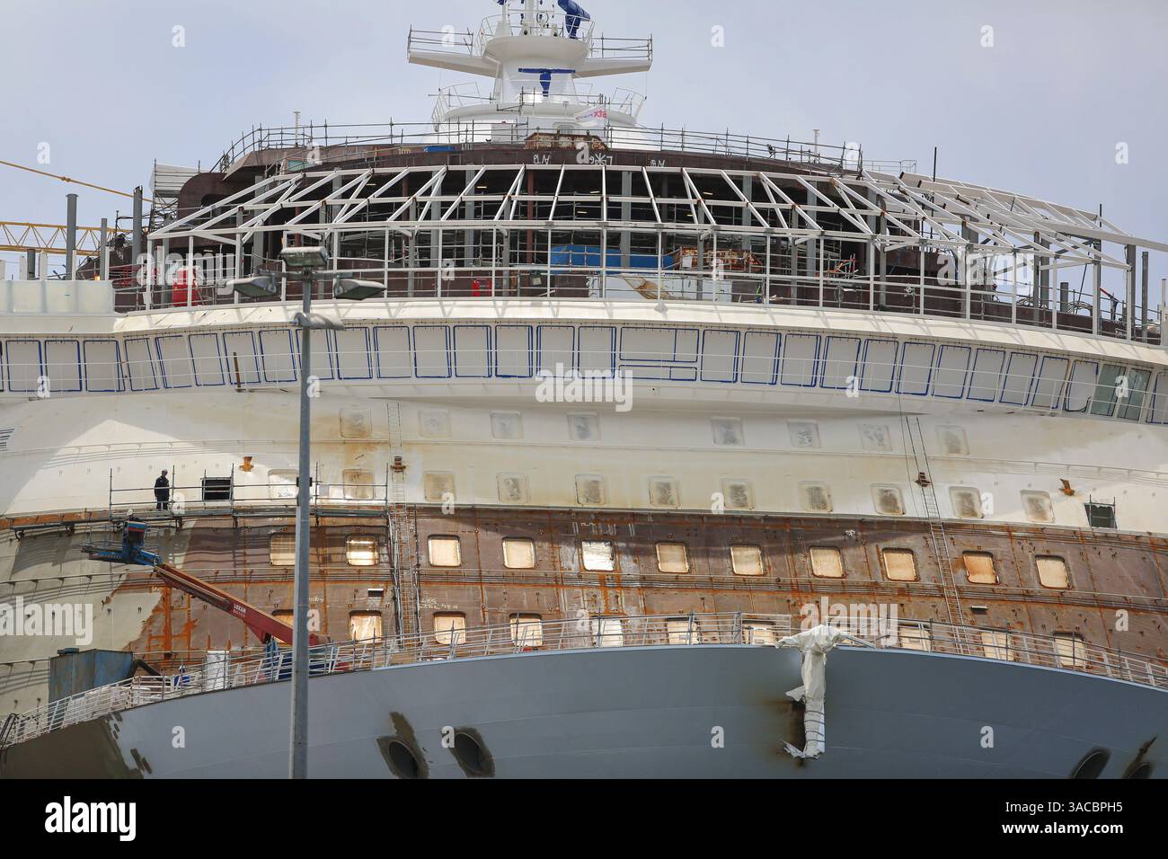 Nave da crociera Royal Caribbean SYMPHONY OF THE SEA in costruzione nei cantieri navali Chantiers de l'Atlantique, St Nazaire, Francia Foto Stock