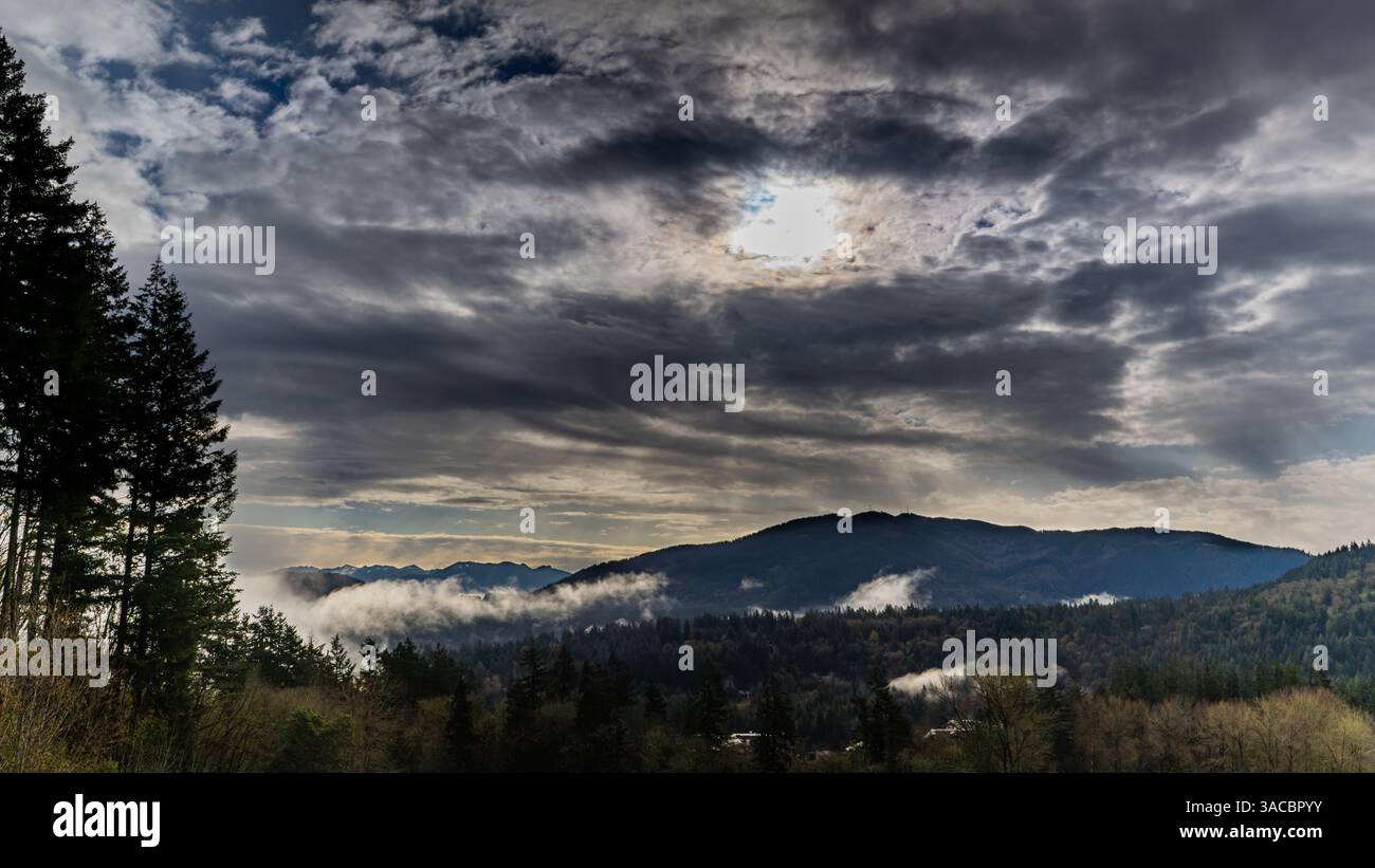 Issaquah WA USA - 27 marzo 2025: Storm's Embrace: A Dramatic Cloudscape si dispiega Foto Stock
