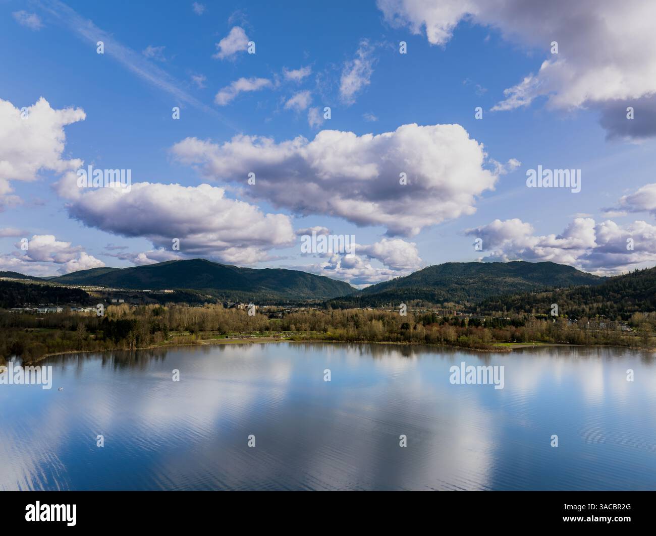 Issaquah, Washington, USA – 29 marzo 2025: Pomeriggio tranquillo al Lake Sammamish State Park in un pomeriggio di sole Foto Stock