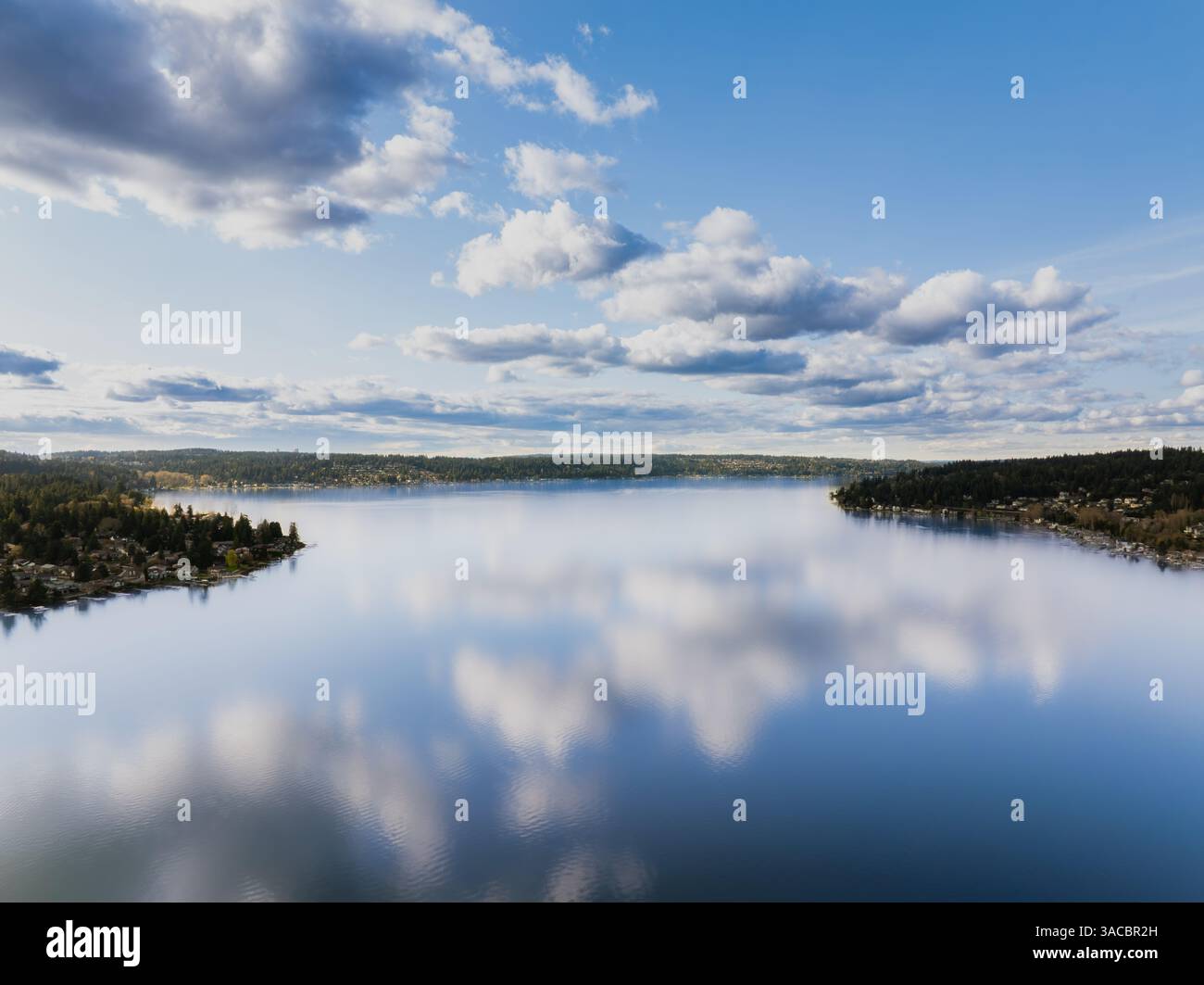Issaquah, Washington, USA – 29 marzo 2025: Pomeriggio tranquillo al Lake Sammamish State Park in un pomeriggio di sole Foto Stock