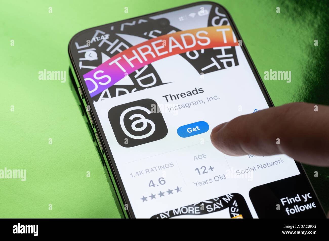 New York, USA - 30 marzo 2025: Apertura dell'app thread sullo schermo dello smartphone vista ravvicinata Foto Stock