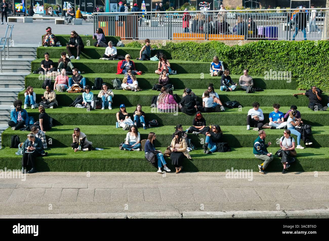 Londra, Regno Unito. 3 aprile 2025. I visitatori di Granary Square potranno godersi il sole a Granary Square, poiché il venerdì nella capitale si prevede che le temperature raggiungano i 20 gradi celsius. Credito: Fotografia dell'undicesima ora/Alamy Live News Foto Stock